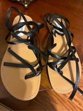 Steve Madden Black Leather Straps Lace-Up Sandals with Tan Footbed. Size 8